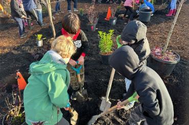 children digging to plant trees